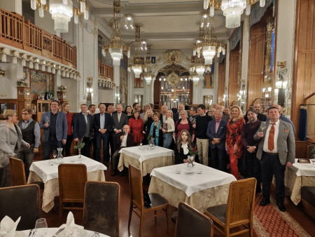 Skupinové foto všech 117 přispěvatelů literárních článků do knihy